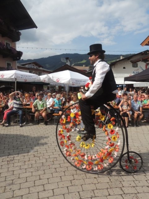 Rund 30 Wägen und Gruppen mit 500.000 Blüten werden beim Corso dabei sein. | Foto: TVB