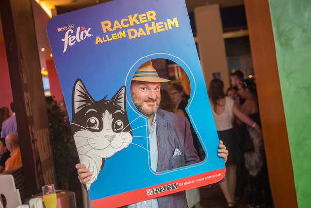 ORF-Seriendarsteller Martin Leutgeb, seines Zeichens Hundehalter, fragt sich wohl gerade, was seine Vierbeinerdame Ruby allein daheim anstellt | Foto: Purina PetCare Austria/ Doron Nadav