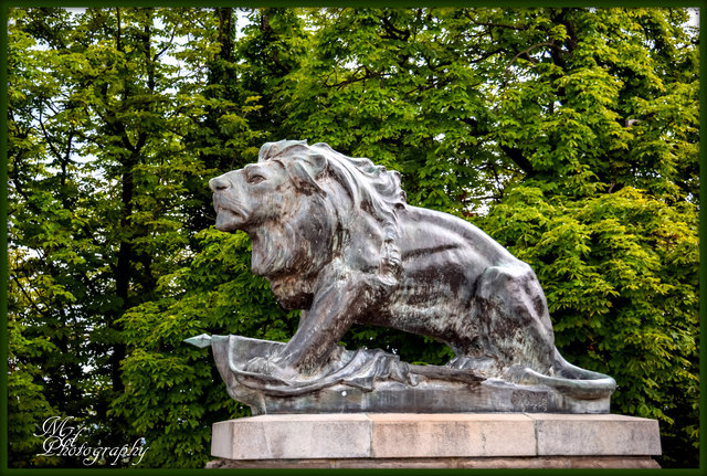 Die Bronzeplastik eines Löwen von Otto Jarl ehrt Major Franz Hackher, der 1809 mit „einer Handvoll Soldaten“ (17 Offiziere und 896 Soldaten)den Schloßberg gegen die anstürmenden Franzosen (etwa 3000 Soldaten) verteidigte.