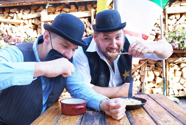 Die Bohnen aus dem Reindl mit Holzlöffel genossen, Peter Linsbichler, Johann Zöhling jun.