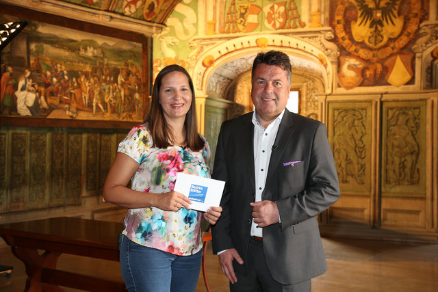 Bezirksblätter nachgefragt Sommergespräch auf Schloss Goldegg – im Bild: Bezirksblätter Chefredakteurin Stefanie Schenker mit LR Hans Mayr im historischen Rittersaal des Schlosses. | Foto: Franz Neumayr/SB