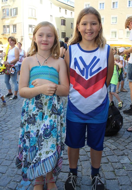 Auch Klara und Miriam sahen sich die beiden Tiroler Musiker und Liederfinder Ratz und Fatz an.