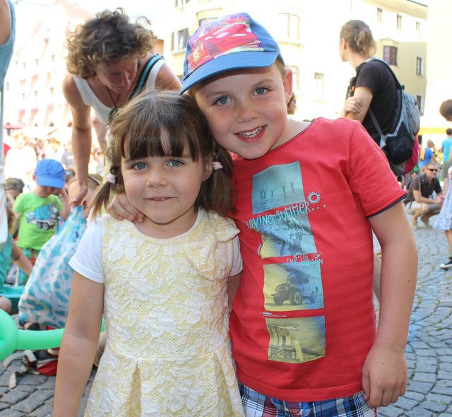 Michael und Maria amüsierten sich bestens beim Kinderkonzert am Oberen Stadtplatz.