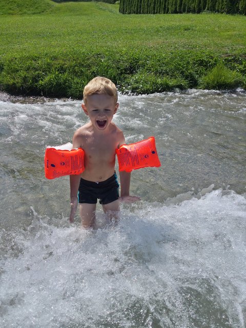 Mein Enkel Jan findet die Wellen im Wörthersee sehr toll:-)