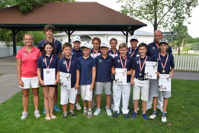 Das Juniors-Team des Diamond Country Club mit Turnierdirektorin Melanie Wolkersberger und Sportwart Ali Kubin: Jakob, Clemens, Pemika, Laura, Laurenz (2. Reihe); Lea, Konstantin, Valentin, Marc, Lukas, Florian und Timon. | Foto: Zeiler