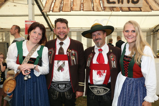 Die Haiminger Marketenderinnen Kathrin und Vanessa mit Bezirkskapellmeister Alexander Grüner und Bezirksobmann Wolfgang Schöpf