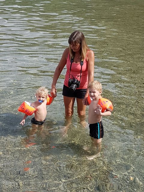 die Kamera (samt Enkerln)  immer mit dabei ....auch im Wasser  (alte Donau)