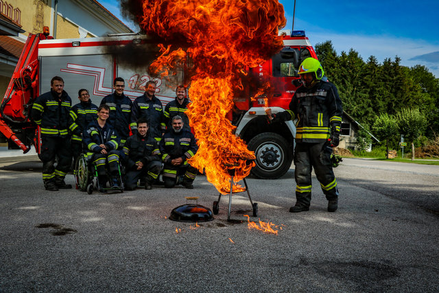 Gefahr, wenn man es falsch macht: Die Freiwillige Feuerwehr Freiling zeigt es vor.