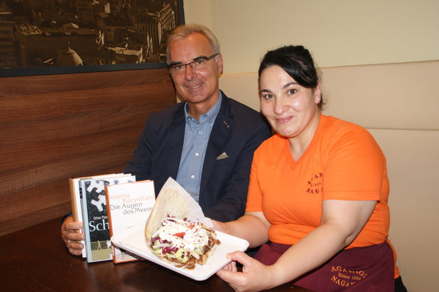 Wenn Literatur auf Kulinarik trifft: Helmut Windinger bekommt von Arzu vom "Aganigi Naganigi" ein Kebap serviert.