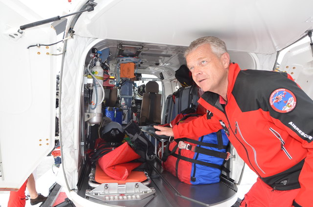 Pilot Jürgen Würtz von der Flugrettung erklärt die Funktionen des Helikopters