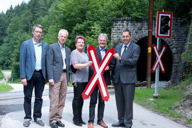 Dienststellenleiter Anton Hackner, NÖVOG Geschäftsführer Gerhard Stindl, Bürgermeisterin Petra Jani, Verkehrslandesrat Karl Wilfing und Straßenbaudirektor Josef Decker eröffneten die 50. NÖVOG Sicherungsanlage in Puchenstuben. (© NÖVOG/Kolonovits)