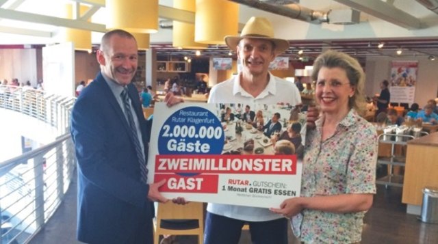 Bernhard Mondl überreichte Ilse und Ernst Speiser einen Gutschein. | Foto: Rutar