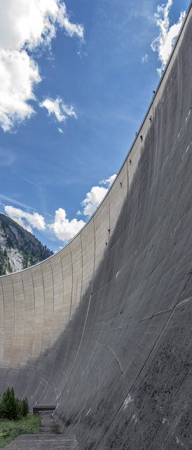 Die 131m hohe Staumauer des Schlegeis-Stausees, in der ein neuer Klettersteig angelegt wurde. Es ist wohl der luftigste in ganz Tirol