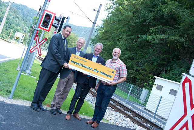 Straßenbaudirektor Josef Decker, NÖVOG Geschäftsführer Gerhard Stindl, Verkehrslandesrat Karl Wilfing und Bürgermeister Kurt Wittmann konnten die erneuerte Anlage in Rabenstein in Betrieb nehmen. (© NÖVOG/Kolonovits)