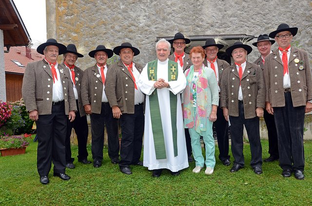 Die Schiffsleute des Oberen Donautales in origineller Tracht mit Obmann (4.v.li.) Anton Witti und Stiftsdekan Wolfgang Renoldner. | Foto: Foto: Josef Pointinger