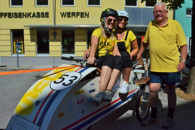 Die Gewinner Sophie Hettegger und Sandra Schider mit Konstrukteur Roland Sokas rollten auf ihrem "Herbi" zum Sieg.