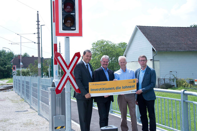 Straßenbaudirektor Josef Decker, Verkehrslandesrat Karl Wilfing, NÖVOG Geschäftsführer Gerhard Stindl und Dienststellenleiter Anton Hackner in Hofstetten-Grünau. (© NÖVOG/Kolonovits)