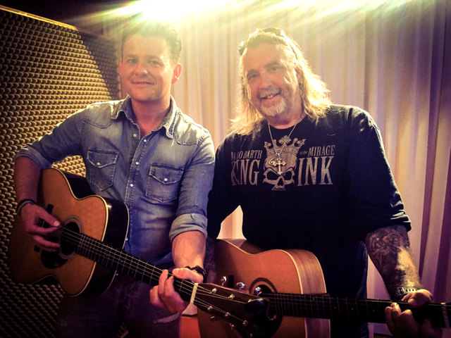 Gernot Pachernigg (l.) ist ab sofort PR Agent von Mario Barth. Gemeinsam nehmen sie den Song „Easy Rider“ auf.