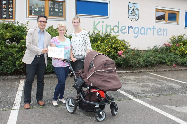 Kinderbetreuung: Wolfgang Leitner und Stefanie Steiner mit Jung-Mama Cornelia Mitterdorfer vorm Kindergarten Althofen