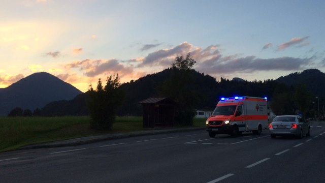 Der Unterländer erfasste mit seinem PKW eine 24-Jährige, die in einer Gruppe unterwegs war, beim Vorbeifahren.