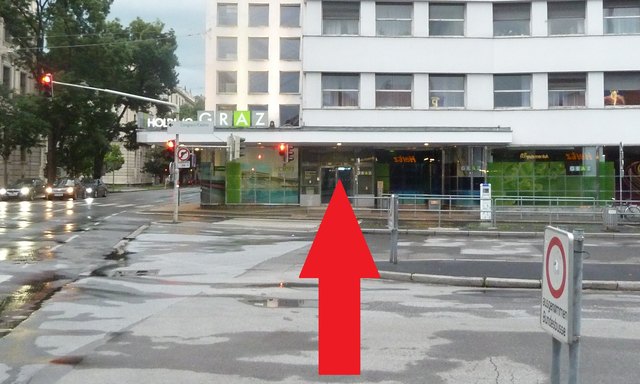 Dieser Bildschirm im Eingangsbereich kann außerhalb der Betriebszeiten eigentlich nur im Knien betrachtet werden. Vielleicht sollen wir ja alle vor der Energie Graz knien?