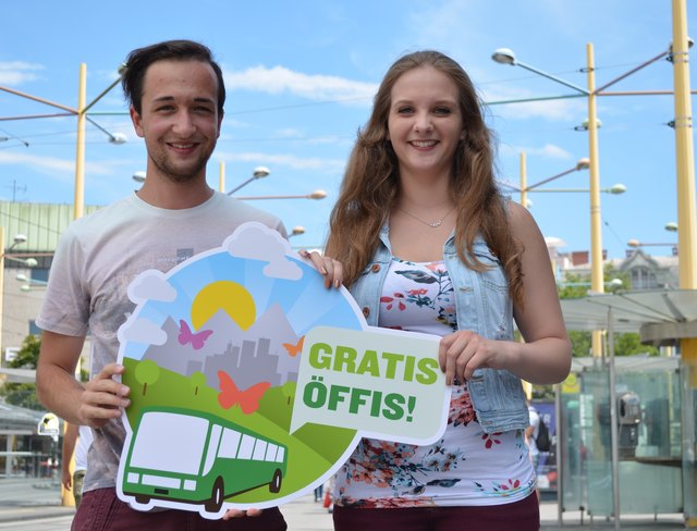 Öffi-Vorstoß: Lukas Hartleb und Tanja Reiter von den Jungen Grünen am Grazer Jakominiplatz. | Foto: Junge Grüne / Antonia Gutschelhofer