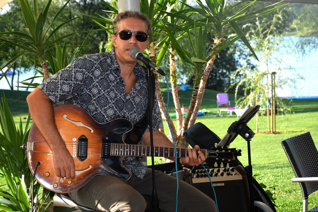 Martin Rosenberger überzeugt mit seiner Stimme und seiner Gitarre. Er performt zu 100 % live.
