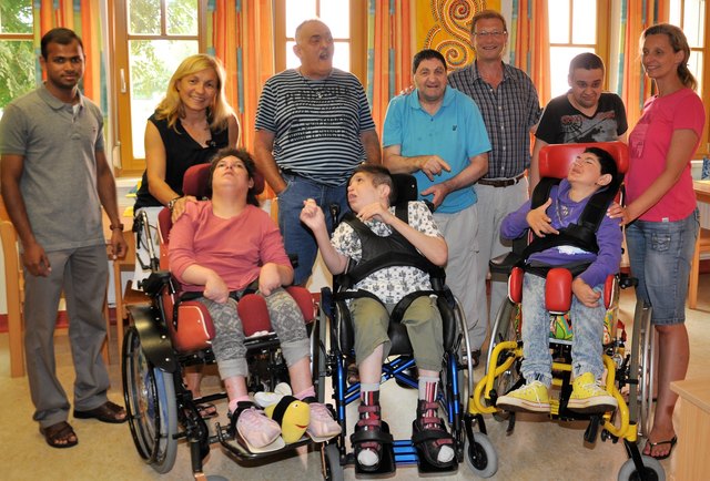 Gerda Poglitsch (2. von links) übergibt die Spende an Danja Wachmann (1. von rechts) sowie den Klienten der Wohngruppe. | Foto: Pfarre Jennersdorf