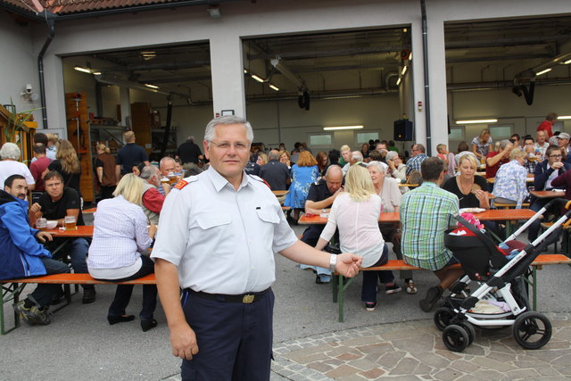 HBI Markus Hubmann lädt zur Jause bei der Fernitzer Feuerwehr.