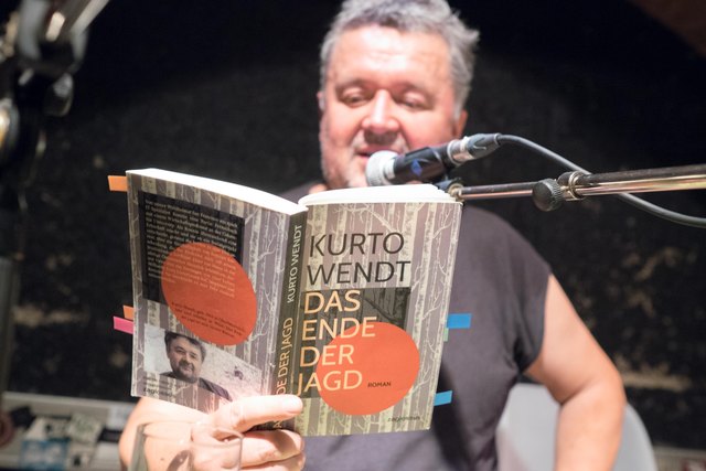 Kurto Wendt las am 30. Juli im Wiener Rhiz aus seinem neu erschienenen Buch "Das Ende der Jagd". | Foto: Arnold Burghardt