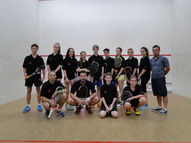 Von links oben: Rázs Barnabás und Takaés Eszter vom Squashclub Budapest Squash Akadémia, Nadine Nagel vom Squashclub Mondsee, Rebeca Steindler vom Squshclub IGS Pflaum Traun, David Ablinger und Mihaly Androczky Junior vom Squashclub Mondsee, Szerencsés Dedbra, Simon Nagy und Sára Nagy alle drei vom Squshclub Öntöde Fallabda SE, Mihaly Androczky Senior (Betreuer)
Von Links unten: Bernhard Eppenschwandtner (Trainer) vom Squashclub Mondsee, Daniel Haider (Trainer) vom IGS Pflaum Traun, Dominik Muthsam und Sie