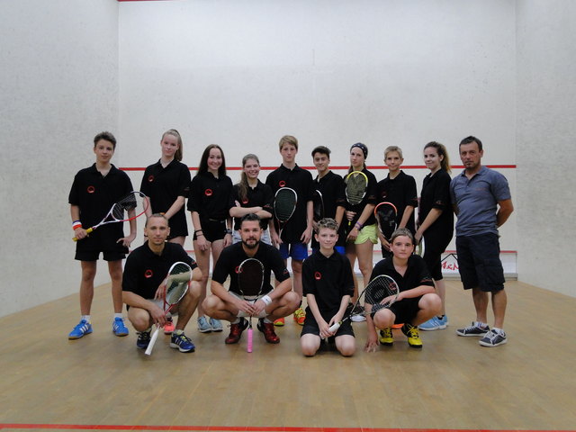 Von links oben: Rázs Barnabás und Takaés Eszter vom Squashclub Budapest Squash Akadémia, Nadine Nagel vom Squashclub Mondsee, Rebeca Steindler vom Squshclub IGS Pflaum Traun, David Ablinger und Mihaly Androczky Junior vom Squashclub Mondsee, Szerencsés Dedbra, Simon Nagy und Sára Nagy alle drei vom Squshclub Öntöde Fallabda SE, Mihaly Androczky Senior (Betreuer) 
Von Links unten: Bernhard Eppenschwandtner (Trainer) vom Squashclub Mondsee, Daniel Haider (Trainer) vom IGS Pflaum Traun, Dominik Muthsam und Sie