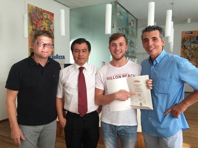Hans-Peter Fink (2.v.r.) mit LBS-Bad Gleichenberg-Fachlehrer Hans-Peter Heck (r.) und Vertretern von Efko und Machland. | Foto: Haberl und Fink`s Delikatessen