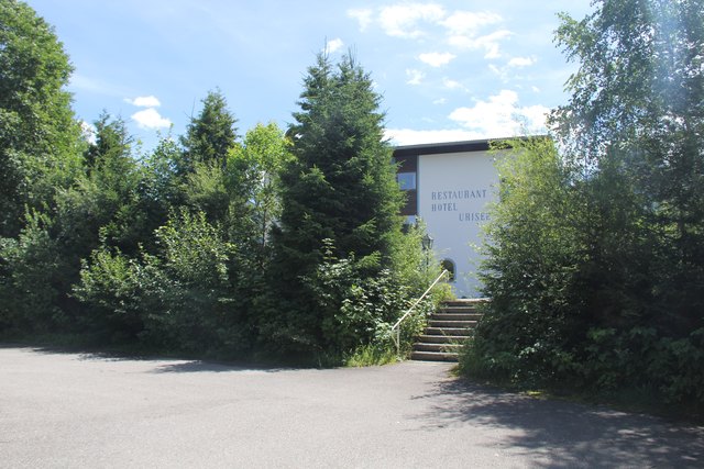 Von der B179 kommend ist das Haus sehr versteckt. Gut für ein Bordell. Auf der anderen Seite ist aber der Zugang zum Urisee. Das stört viele.