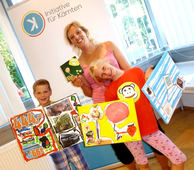 Christina mit Adrian und Alice mit ihren tollen Arbeiten