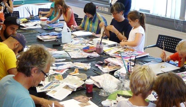 Generationenübergreifende Runde beim Kreativ-Workshop