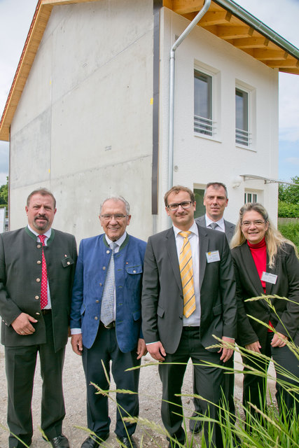 Freilassings Bürgermeister Josef Flatscher, Max Aicher, GF Thomas Rössler, GF Ralph Hößle und Angela Aicher bei der Präsentation. | Foto: Max Aicher Bau GmbH & co. KG/wildbild.at