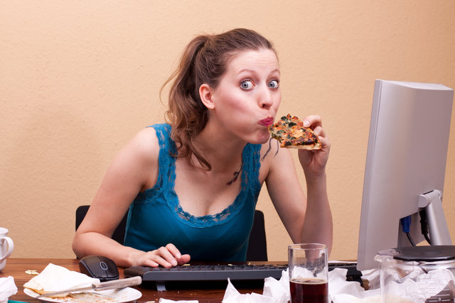 Wenn wir im Arbeitsstress sind, entscheiden wir uns oftmals für einen besonders ungesunden Snack. | Foto: Miriam Dörr - Fotolia.com