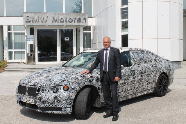 Fritz Steinparzer mit dem Erlkönig des neuen BMW 7er, der jetzt bereits als "richtiges" Auto am Markt ist