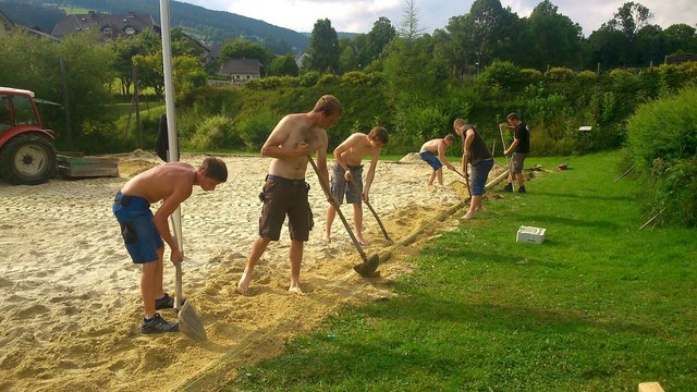 Nach tatkräftigem Einsatz der LJ Fischbach erstrahlt der Beachvolleyballplatz im Freizeitland im neuen Glanz