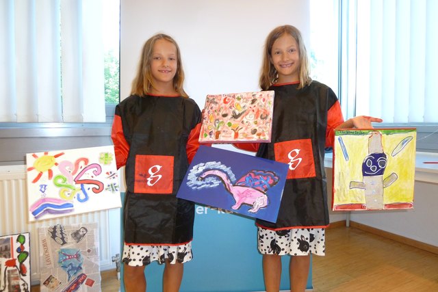 Lauren und Karoline präsentieren stolz ihre Werke
