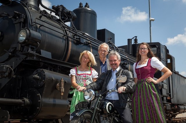 Mit der Dampflokomotive ist die Waldviertelbahn auf den Schienen unterwegs, begleitet wird sie von Oldtimern auf der Straße, im Bild: Isabella Überreiter, NÖVOG Geschäftsführer Gerhard Stindl, Verkehrslandesrat Karl Wilfing und Marlene Gill. (© NÖVOG/Citronenrot)