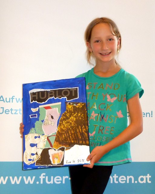 Eva freut sich über eines ihrer Bilder aus dem Workshop
