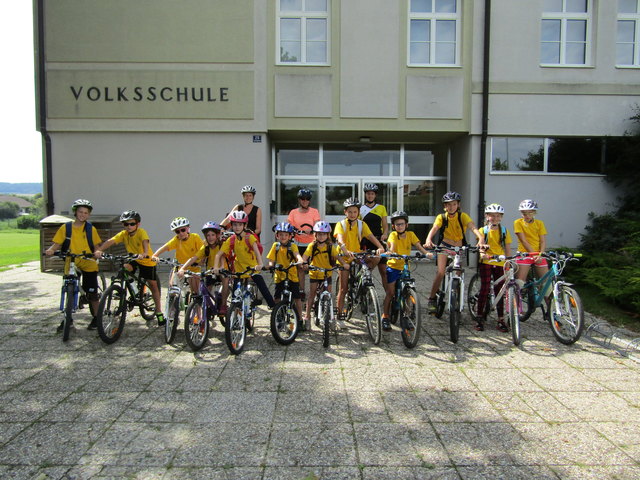 Desiree Fenböck (stehend rechts) leitete die herausfordernde Radtour vom Start bei der VS Kreuzstetten bis zum Alpaka Freizeitpark in Grafensulz.