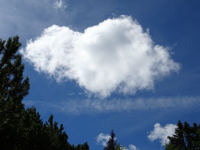 Ein fast perfektes Wolkenherz am Sommerhimmel