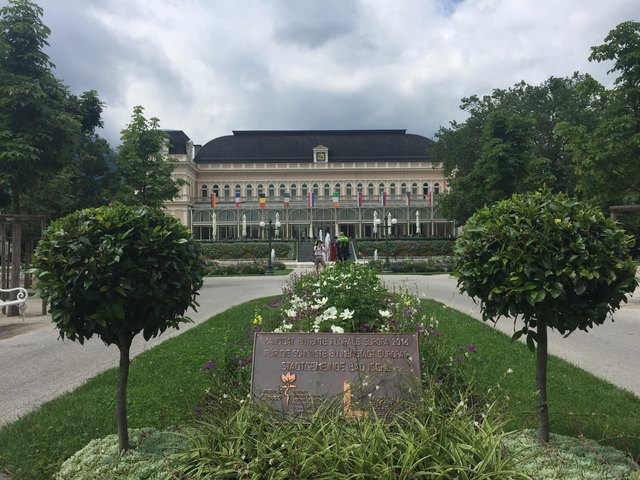 Die Tafel der "Entente florale" im Kurpark erinnert an die Teilnahme beim Wettbewerb