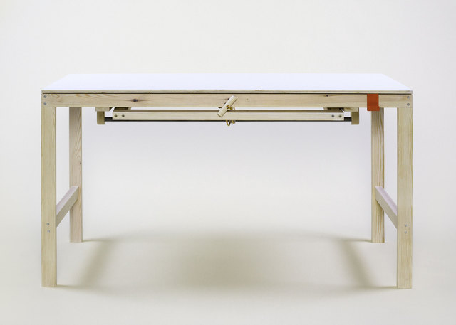 Der adjus.table ist ein höhenverstellbarer Arbeitstisch, der sich mit nur einem Handgriff an aktuelle Anforderungen anpassen lässt. | Foto: steyr-werke