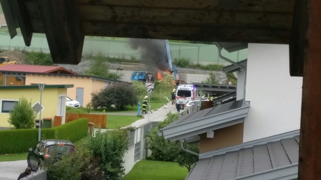 Ein Kran war bei einer Gewässerschutzanlage im Einsatz und in die 110 kV-Leitung der ÖBB geraten, vermutlich aufgrund eines technischen Gebrechens. | Foto: Fünder