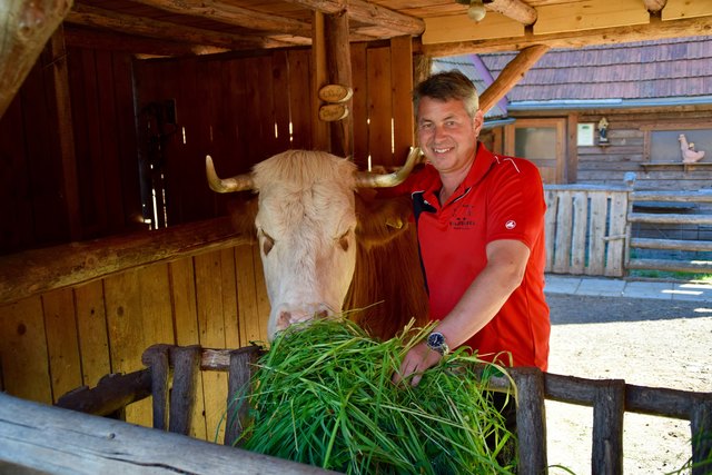 Die ganze Familie unterstützt Rudolf Pilz täglich bei der Verpflegung der Tiere.
