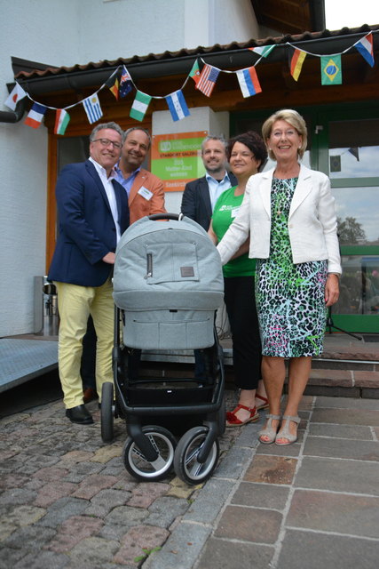 Soziallandesrat Heinrich Schellhorn, SOS Kinderdorfleiter Salzburg Wolfgang Arming, SOS Kinderdorf Geschäftsleiter für Westösterreich Wolfgang Katsch, Betreuerin Irene Hochegger und Bürgermeisterin Monika Schwaiger freuen sich über das Mutter Kind Wohnprojekt.